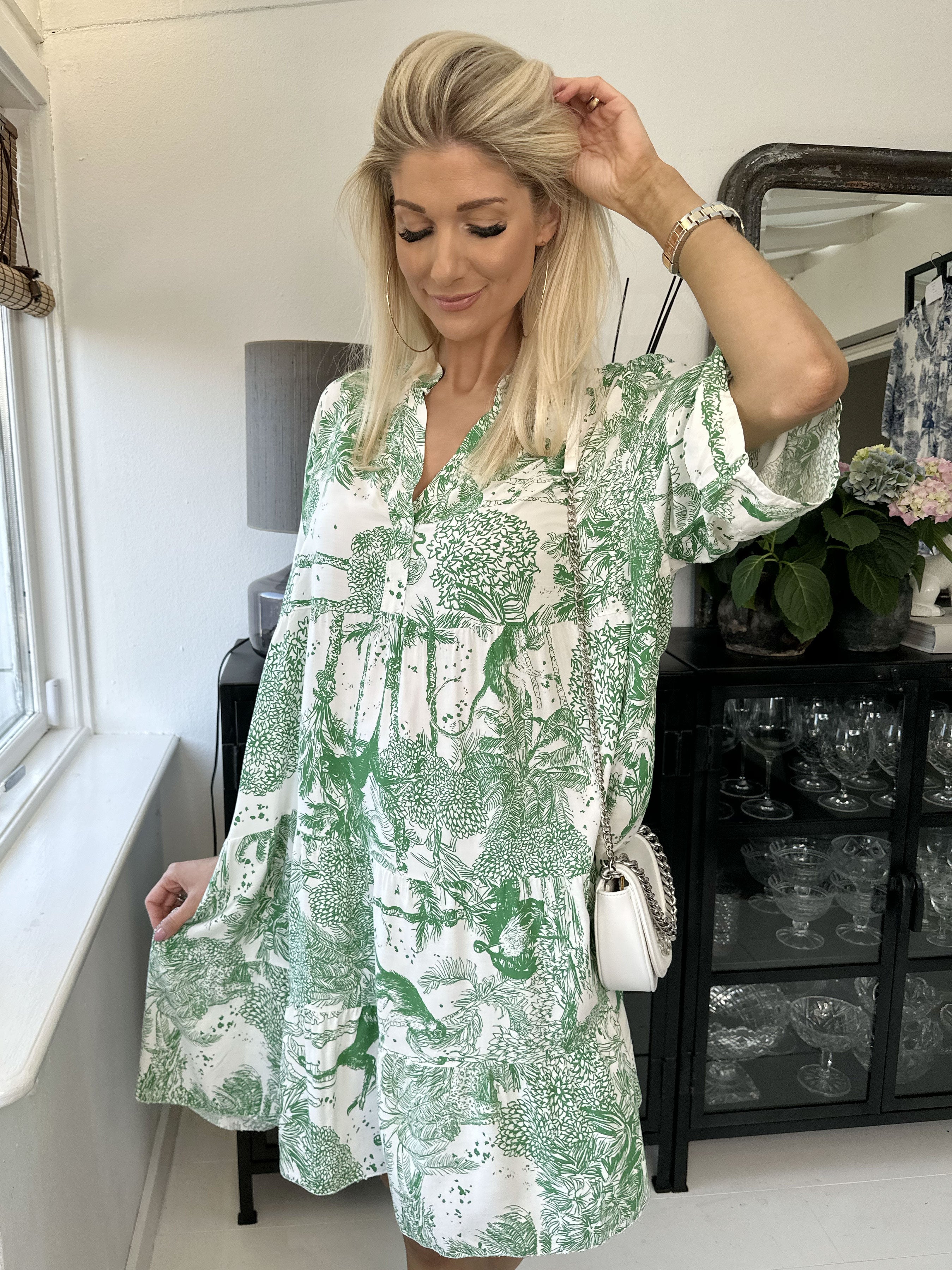 Abbie - Söt klänning med djungeltema - Pink